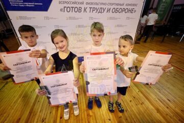 Сертификаты Живуспортом и счастливые лица детей